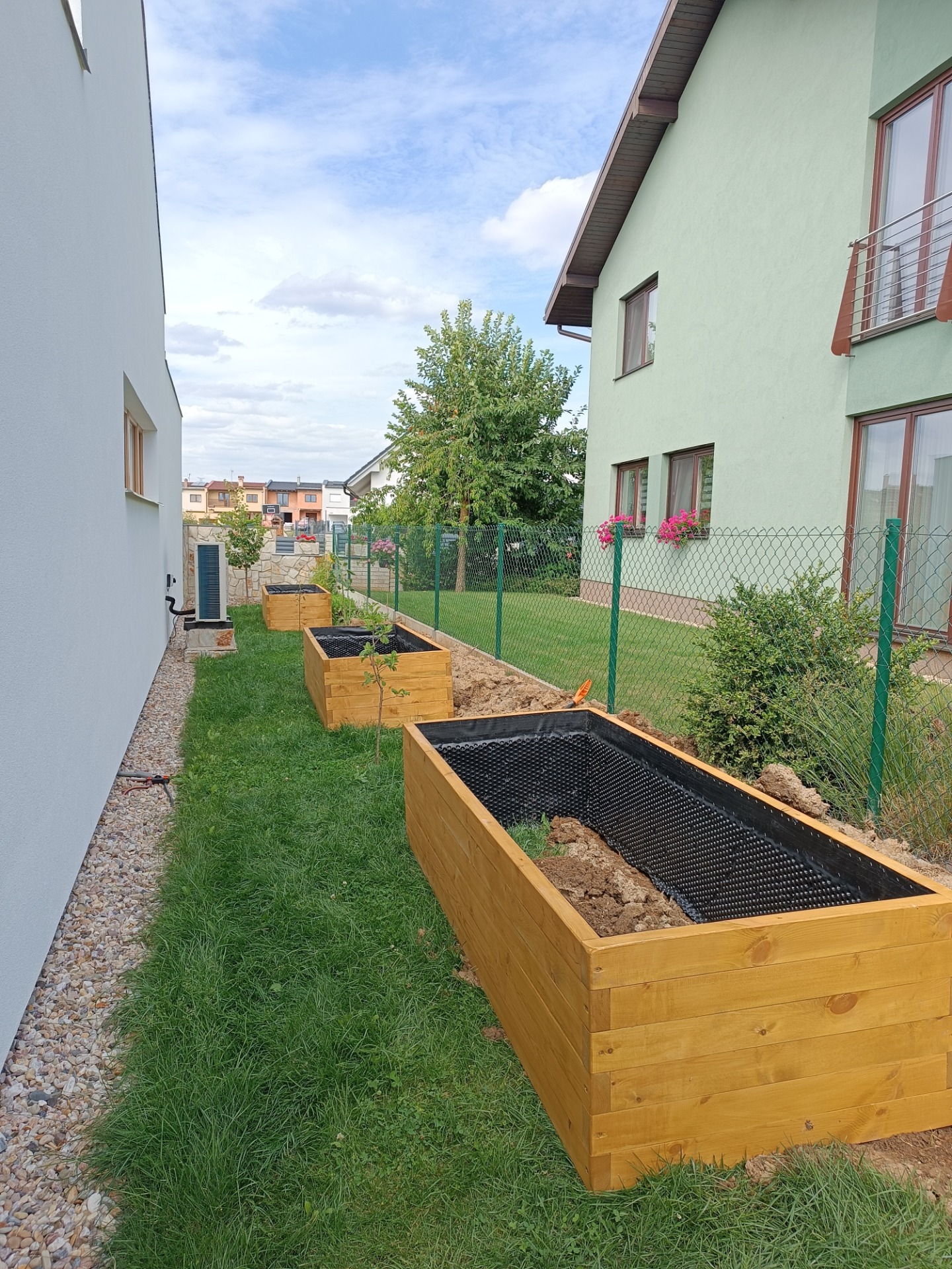 Odstín - borovice, Rozměry 2000x1000x600   Váha jednoho kusu cca 100kg 