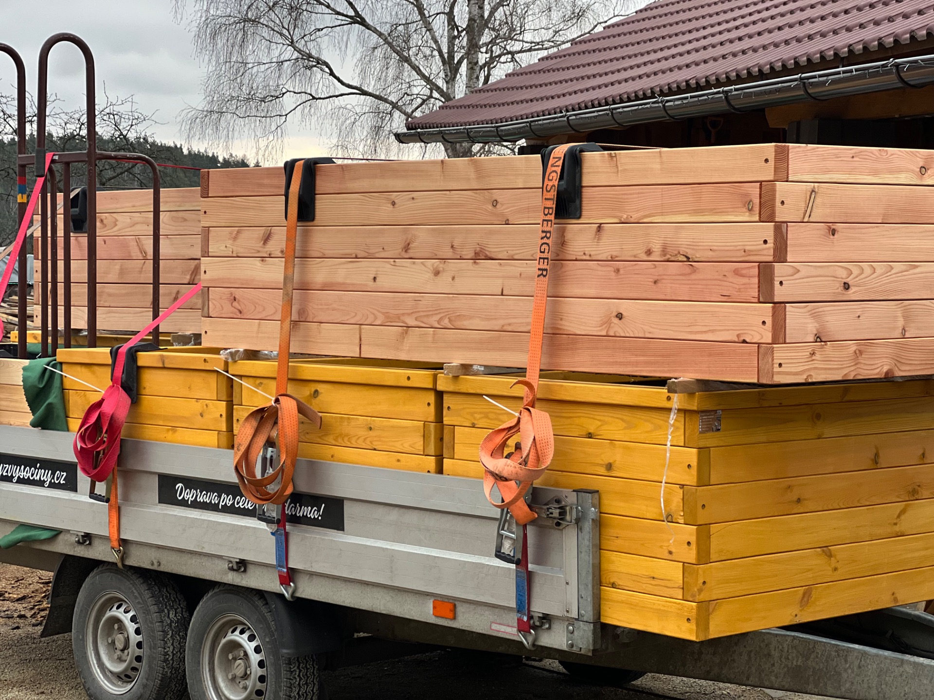 Nahoře :bezbarvá Douglaska dole odstín Pinie 