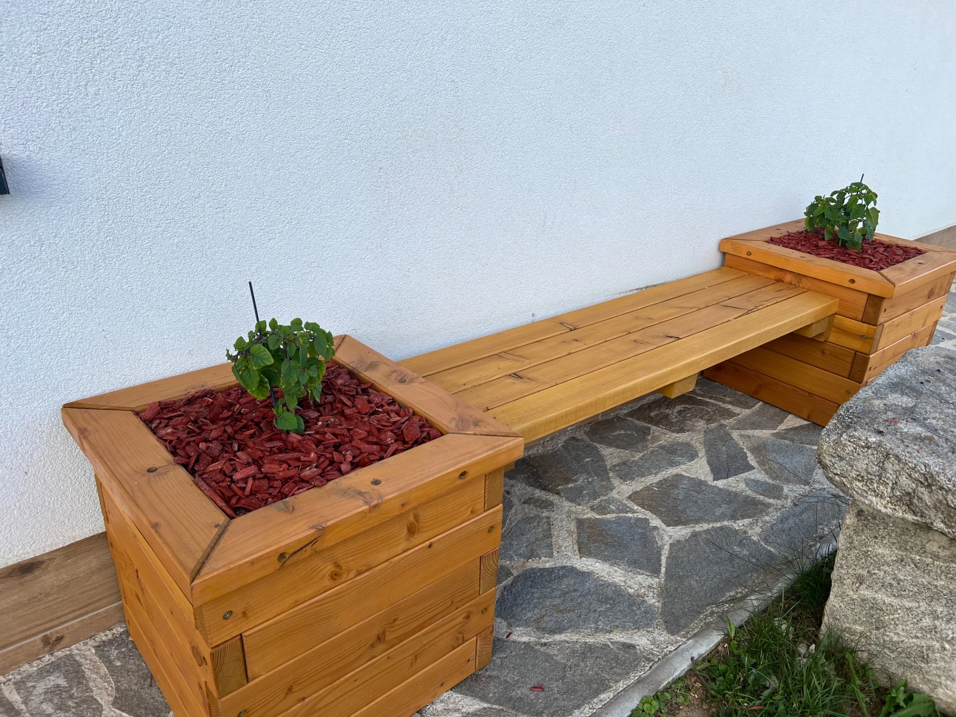 Květinová lavička z masivu s posezením
