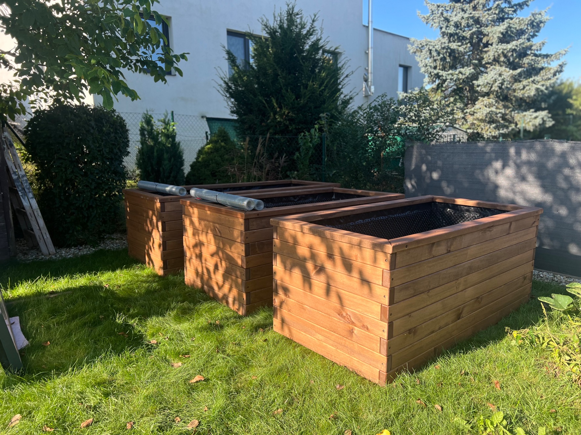 Vyvýšené záhony odstín :OŘECH , materiál: BOROVICE , výška:85cm , vrchní lemy u všech kusů 