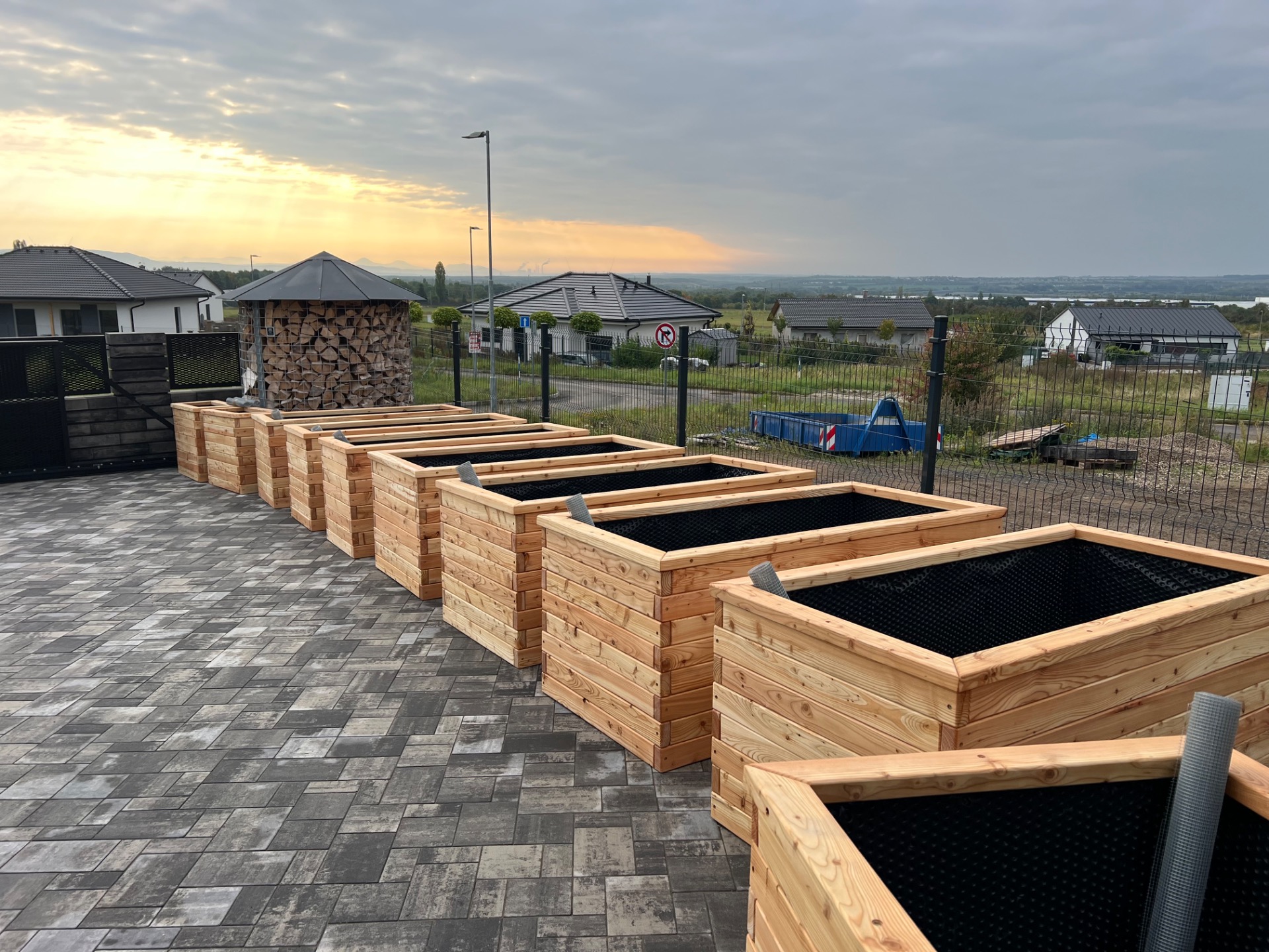 Luxusní záhony z modřínu  a zákazník který objednal 10 ks 