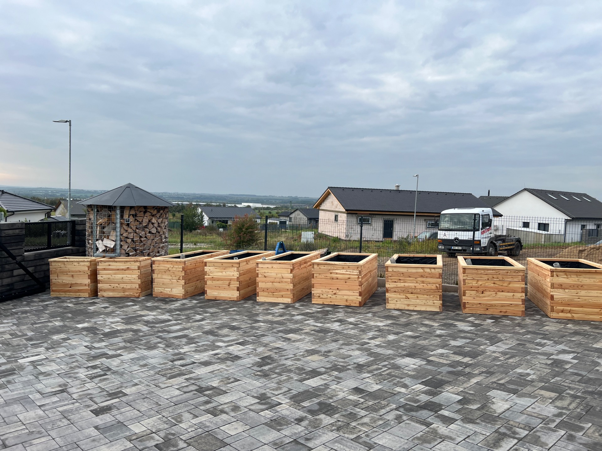 10 překrásných modřínových záhonu u zákazníka 