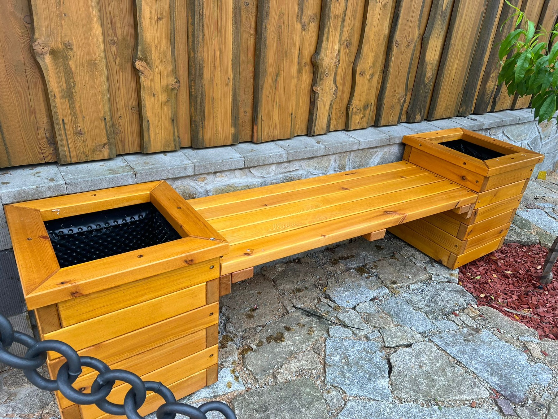 Lavička borovice pinie